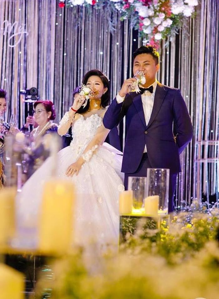 Trong một năm yêu nhau, đôi trẻ thường xuyên chia sẻ những khoảnh khắc lãng mạn, ngọt ngào trên trang cá nhân. Bên dưới các bức hình, fan cũng để lại bình luận chúc phúc cho họ. 