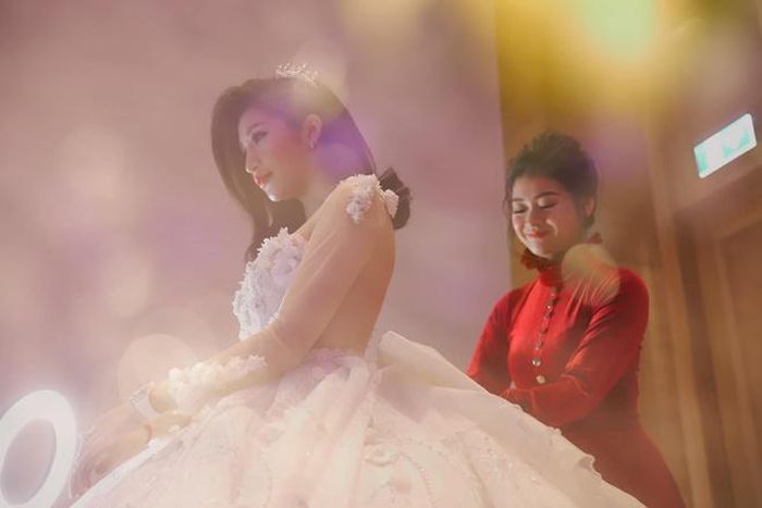 Những khoảnh khắc hoành tráng, lãng mạn trong hôn lễ của 9X Hà thành được nhiều người ngưỡng mộ. Cô dâu xinh đẹp trong chiếc váy cưới trắng được kết từ 999 bông hoa và hạt pha lê.