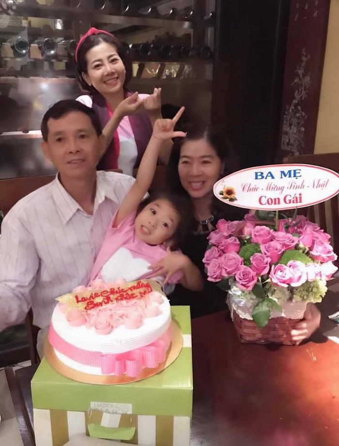 Mai Phương cho biết, ngày sinh nhật của cô cũng là ngày cô đã chiến đấu với căn bệnh ung thư quái ác được 5 tháng. Nữ diễn viên khẳng định bản thân phải tiếp tục cố gắng và không được lùi bước.