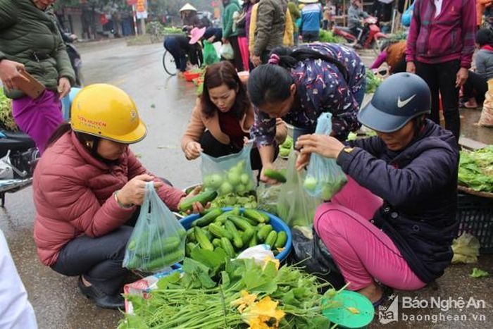 Nguồn cung hạn chế, khiến giá rau xanh tại các chợ trên địa bàn huyện Anh Sơn tăng cao. Ảnh: Thái Hiền