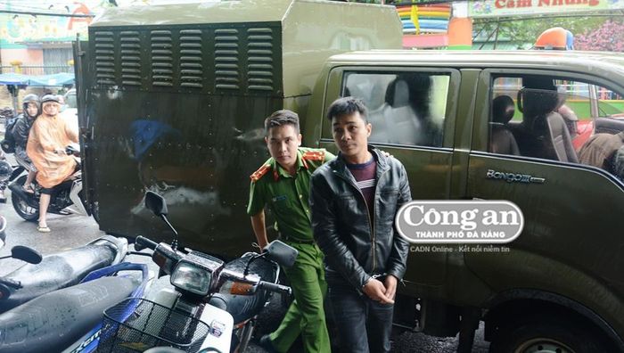 Cơ quan CA dẫn giải đối tượng Phúc sau khi bắt giữ.