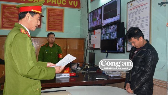 Cơ quan CSĐT CATP Đà Nẵng thực hiện lệnh bắt tạm giam đối tượng Phúc.