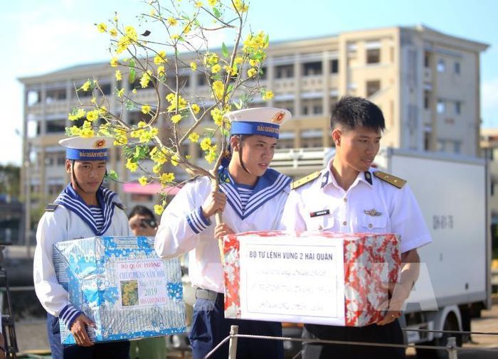 Vận chuyển hàng, quà Tết lên tàu Trường Sa 08. Ảnh: Thành Chung - TTXVN 