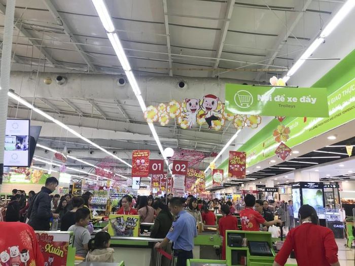 Chủ nhật, ngày 20/1, người mua sắm đông gây nên tình trạng tắc nghẽn hàng dài ở quầy tính tiền các siêu thị lớn. Chị Thanh (quận Cầu Giấy) than thở: “Sợ đông, đã tranh thủ ngày nghỉ để sắm đồ trước Tết 2 tuần mà vẫn phải chen chúc. Tôi chờ 20 phút rồi chưa tới lượt thanh toán”.