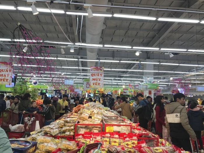 Kệ hàng trong các siêu thị đua nhau treo biển giảm giá và người dân mua sắm vô cùng nhộn nhịp. Những mặt hàng "chạy" nhất là bánh kẹo, hoa quả, quần áo. 