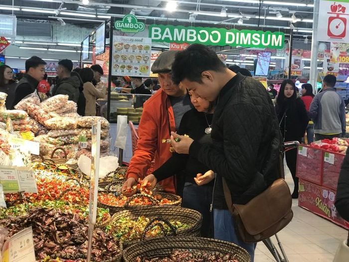 Bánh kẹo bán theo cân là một gian hàng luôn đông người mỗi dịp lễ Tết đến. Năm nay giá các mặt hàng này tăng nhẹ so với năm trước.