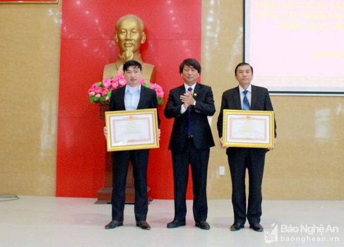 Chủ tịch UBND huyện Nghĩa Đàn Lê Hồng Sơn trao Bằng khen của Thủ tướng Chính phủ cho 2 cá nhân. Ảnh: Thái Trường