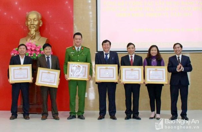 Đồng chí Phan Tiến Hải – Phó Bí thư Thường trực Huyện ủy, Chủ tịch HĐND huyện Nghĩa Đàn trao Giấy khen cho các tổ chức đảng đạt danh hiệu Trong sạch vững mạnh tiêu biểu. Ảnh: Thái Trường