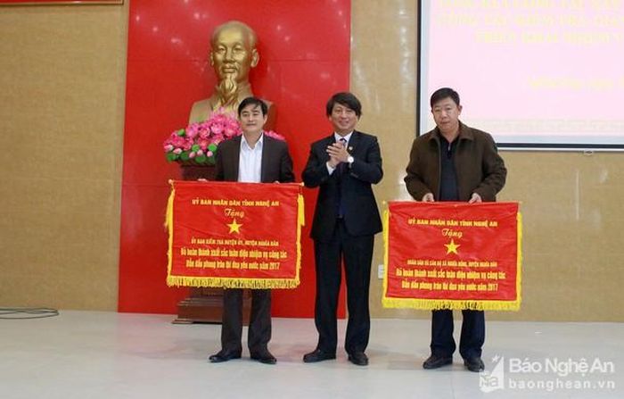 Chủ tịch UBND huyện Nghĩa Đàn Lê Hồng Sơn trao Cờ thi đua của UBND tỉnh cho các tập thể. Ảnh: Thái Trường