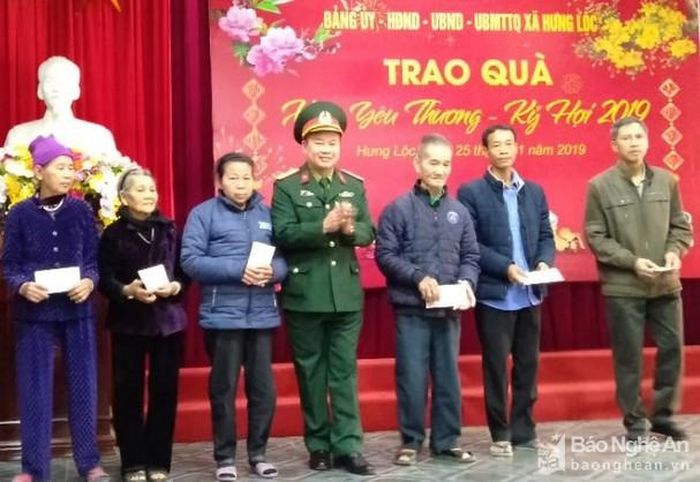 Đại tá Trần Minh Tuấn - Chính ủy Bệnh viện tặng quà cho các gia đình có hoàn cảnh khó khăn của xã Hưng Lộc, TP. Vinh.