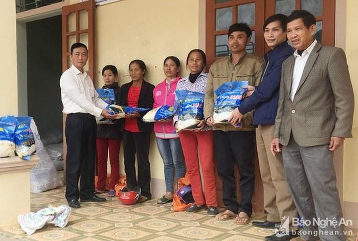 Tổng công ty CP Vật tư nông nghiệp Nghệ An hỗ trợ gạo cho các hộ nghèo của xã Hương Sơn. Ảnh: Nguyễn Hường