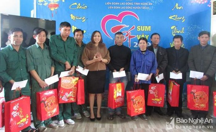 Phó Chủ tịch LĐLĐ huyện Tân Kỳ trao quà cho các đoàn viên công đoàn có hoàn cảnh khó khăn. Ảnh: Cẩm Tú