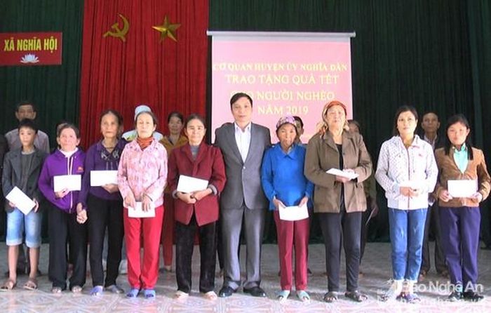 Cơ quan Huyện ủy Nghĩa Đàn trao 22 suất quà cho các hộ nghèo xã Nghĩa Hội. Ảnh: Đức Anh