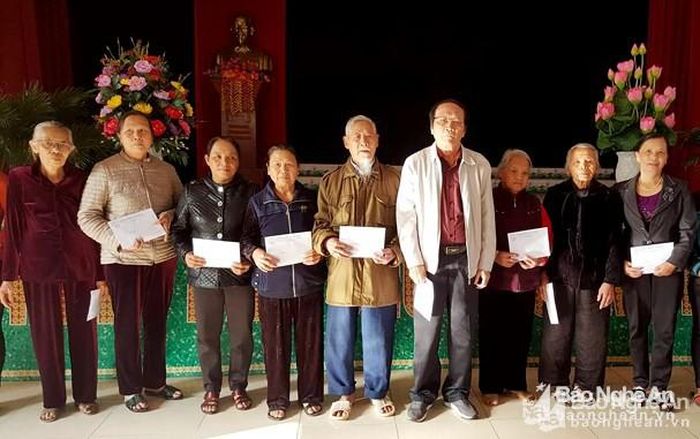 Trao quà cho các gia đình thân nhân liệt sỹ. Ảnh: Thu Hương