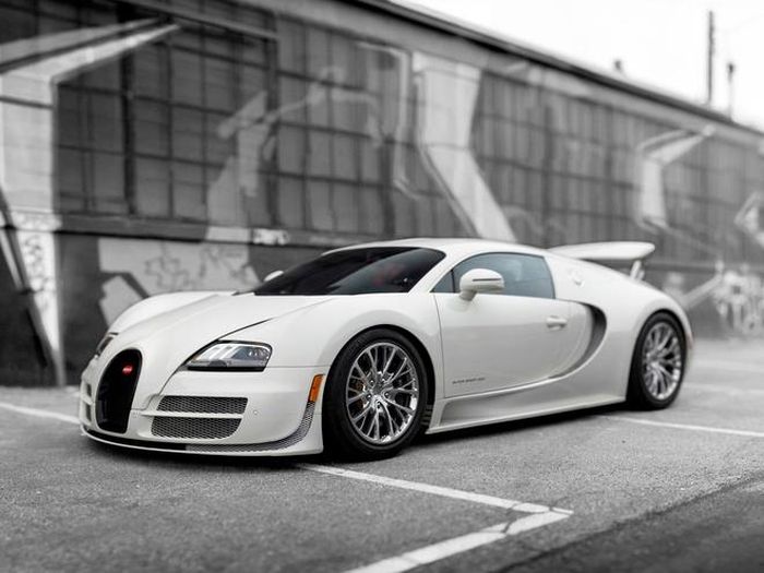 Triệu phú người Hà Lan đã bị tịch thu chiếc Bugatti Veyron trị giá 2 triệu USD vì con trai chạy quá tốc độ cho phép.