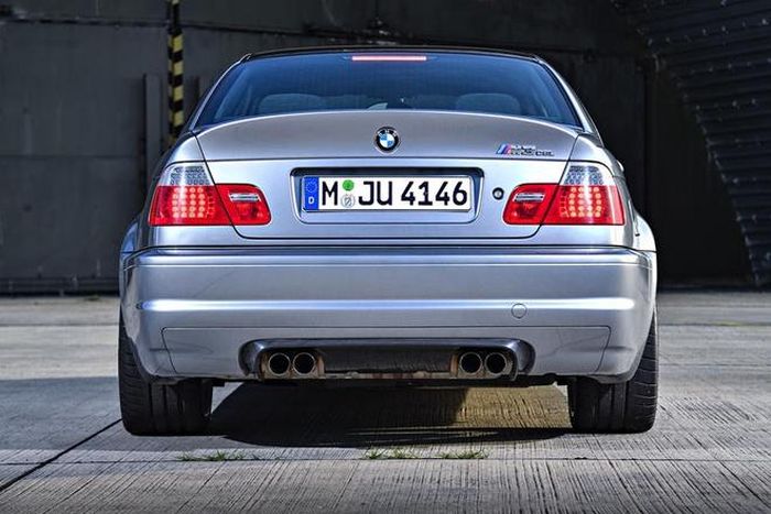 Ronald Klos đã lái chiếc BMW M3 CSL chạm mốc 250 km/h khi đang nói chuyện điện thoại.