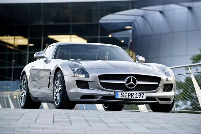 Năm 2010, sau khi nhận chiếc Mercedes SLS AMG, người đàn ông 37 tuổi đã vi phạm tốc độ và nhận vé phạt lên đến gần 1 triệu USD.
