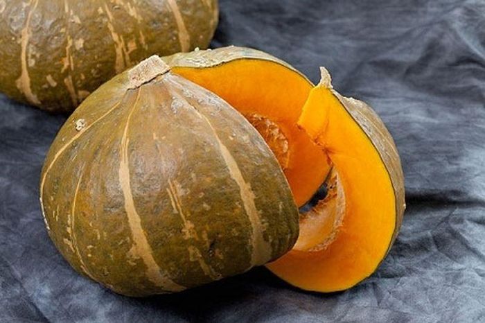Bí đỏ tính ấm, vị ngọt, công dụng bổ trung ích khí, giảm mỡ máu và hạ đường huyết, là loại thực phẩm kiềm tính và hầu như không chứa nhân purin, lý tưởng cho người bị cao huyết áp, rối loạn lipid máu, béo phì và tăng acid uric trong máu.