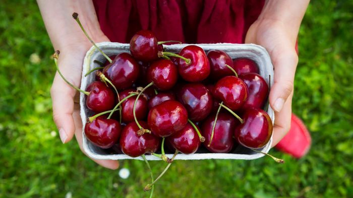 Quả anh đào: Anthocyanins trong quả anh đào rất tốt trong việc làm giảm lượng tinh thể acid uric trong máu. Ăn nhiều quả anh đào là một cách tuyệt vời để làm giảm đau và viêm của người bệnh gout.