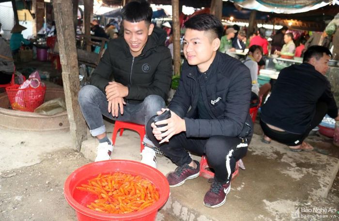 Một số thanh niên đi làm xa về quê ăn Tết cũng tranh thủ đi buôn cá chép vàng