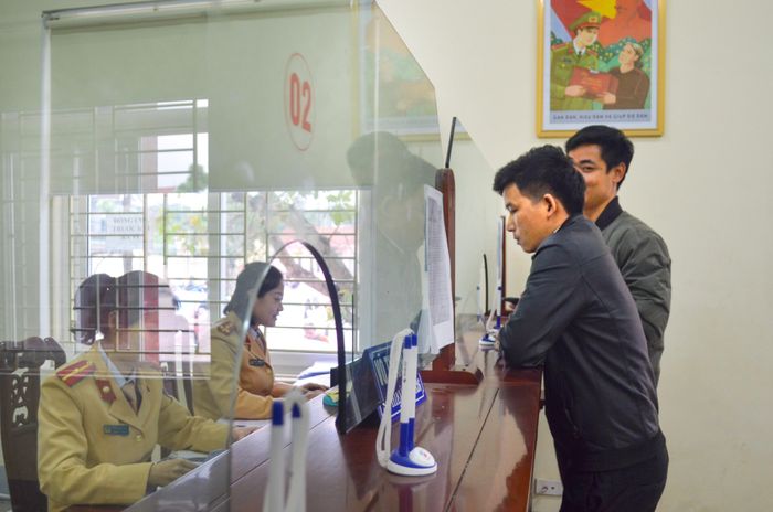 Người vi phạm làm thủ tục nộp phạt tại phòng CSGT đường bộ - đường sắt (Công an tỉnh). Ảnh: Đặng Cường