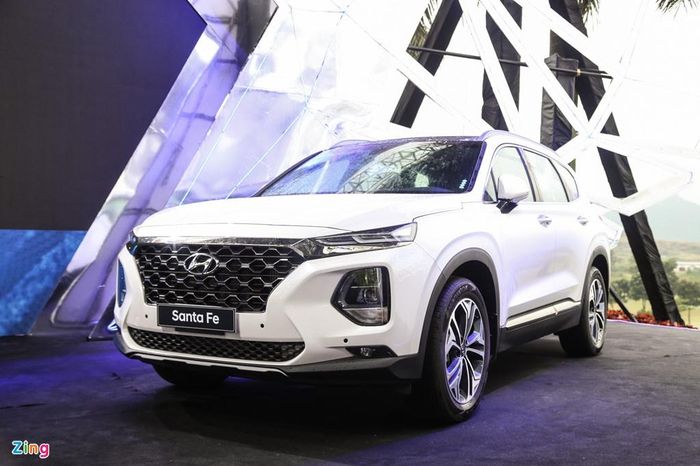 Hyundai Santa Fe gây sức hút với thiết kế hoàn toàn mới so với các đối thủ.