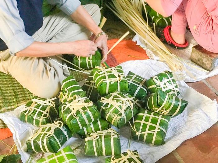 Những chiếc bánh Chưng gói tay nhưng đẹp không kém đúc khuôn của gia đình bà Tý Hương