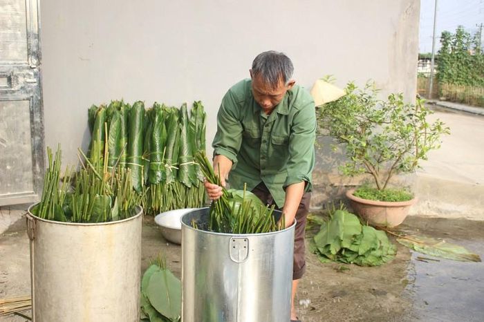 Để bánh chưng xanh ngon, lá dong cần được chuẩn bị qua 3 bước trải lá – rửa lá – lau lá.