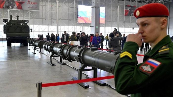  Tên lửa 9M729 là phiên bản mới hơn của tên lửa 9M728 – một loại tên lửa được trang bị cho hệ thống Iskander-M. 9M728 được phát triển bởi Cục Thiết kế Novator ở Yekaterinburg. 