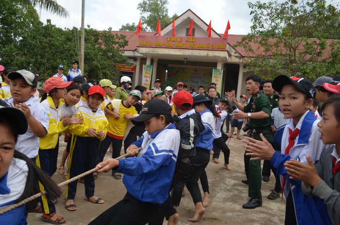 Thi kéo co tại xã Ea Bung. Ảnh: Việt Đức