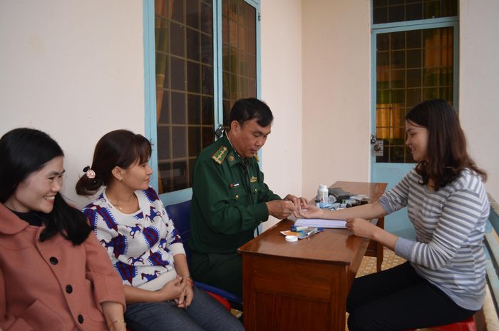 Quân y Đồn Biên phòng cửa khẩu Đăk Ruê, BĐBP Đắk Lắk khám bệnh và cấp thuốc miễn phí cho người dân xã EaBung. Ảnh: Việt Đức
