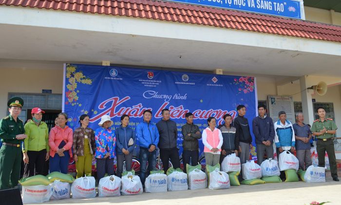 Thượng tá Đỗ Quang Thấm, Phó Chính ủy BĐBP Đắk Lắk tặng quà cho các hộ dân có hoàn cảnh khó khăn. Ảnh: Việt Đức