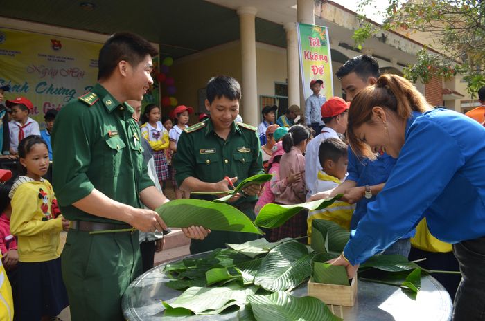 Tổ chức gói bánh chưng tại xã Ea Bung. Ảnh: Việt Đức