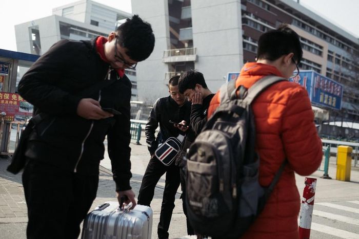 Những công nhân mang hành lý về quê ăn Tết. Ảnh: New York Times.