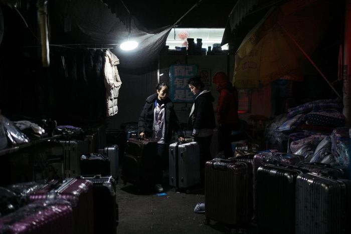Một cửa hàng bán vali tại "chợ đêm Pegatron". Ảnh: New York Times.