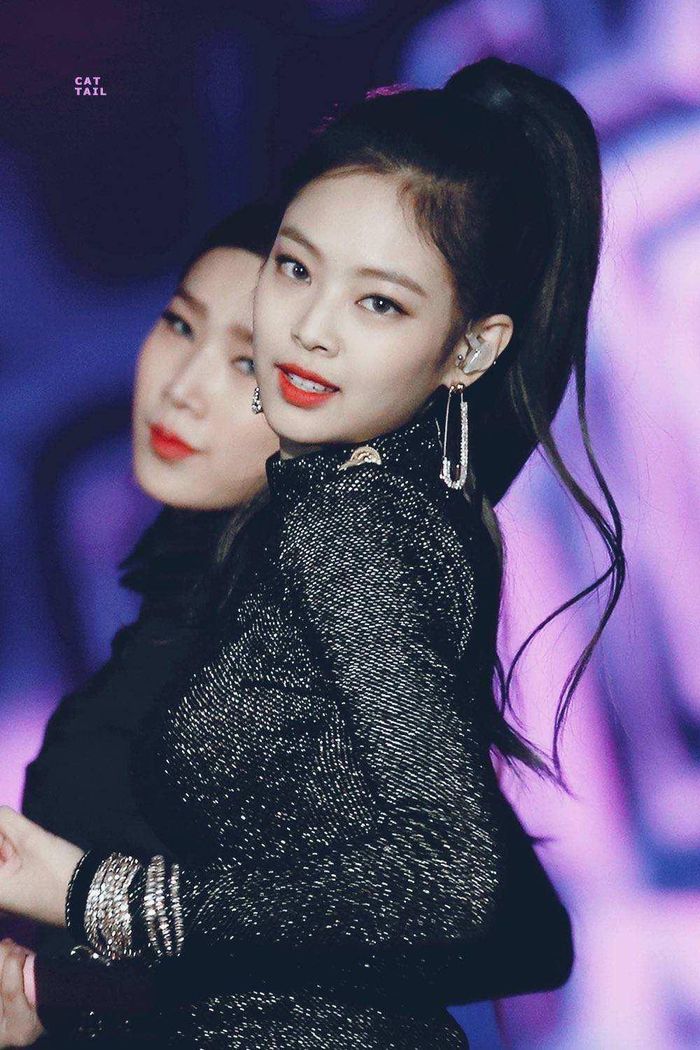  Trong khi đó, Jennie được công ty nâng đỡ nhiều nhất. Cô không quá xinh đẹp nhưng có vẻ ngoài cá tính, cuốn hút. Đặc biệt, gu thời trang sành điệu, cao cấp giúp Jennie luôn trông khác biệt mỗi lần xuất hiện. Vừa qua, cô gặt hái nhiều thành công khi phát hành MV Solo. Bài hát có nhiều tuần trụ trong top 10 của Melon. 