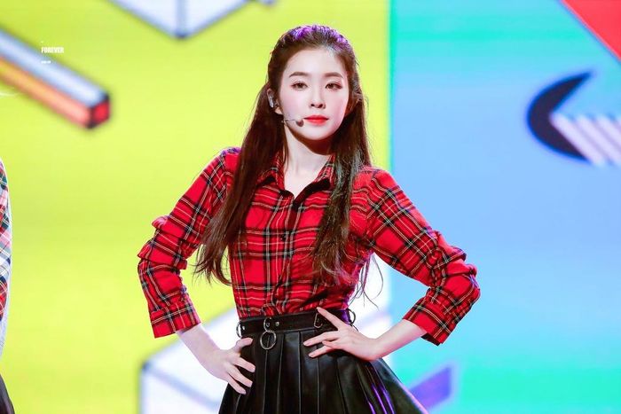  Đứng thứ 2 với 10 phiếu là Irene. Cả Tzuyu và Irene đều là “nữ thần thế hệ mới của Kpop”. Họ nhiều lần lọt top các bảng xếp hạng sắc đẹp. Chị cả Red Velvet có vẻ đẹp tinh khôi, thậm chí được khen ngợi “không góc chết”. Cô cũng được khen ngợi trẻ trung hơn độ tuổi thật (Irene hiện 29 tuổi theo tuổi Hàn). Dù xinh đẹp nhưng thành viên Red Velvet có nhược điểm là trông thiếu sức sống khi biểu diễn. Cô luôn trông mệt mỏi, lạnh lùng và không nhiệt huyết. Đó là vấn đề khiến cô nhiều lần bị chỉ trích. 