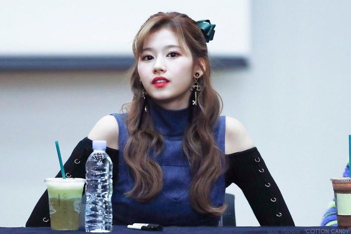  Twice được khen ngợi là nhóm nhạc không có lỗ hổng nhan sắc. Ngoài Tzuyu đứng hạng 1, nhóm còn thành viên khác lọt bảng xếp hạng, đó là Sana. Mỗi thành viên của Twice mang một nét thu hút khác nhau, trong đó Sana dễ tương, nhí nhảnh. Câu hát “Shy Shy Shy” đáng yêu do thần tượng sinh năm 1996 thể hiện chính là cú huých giúp Twice trở nên nổi tiếng. 