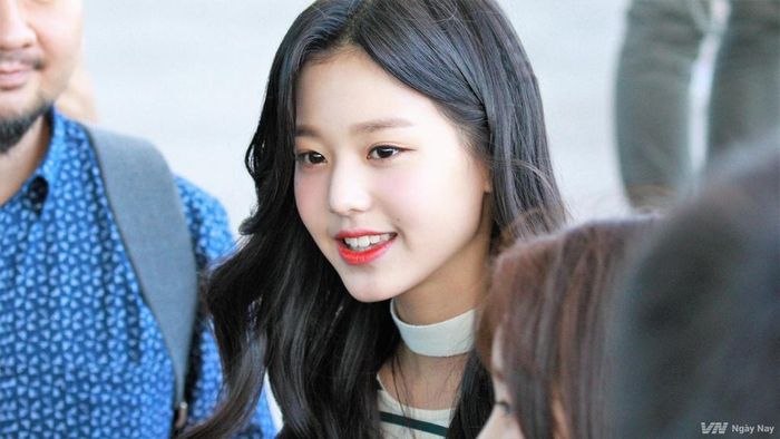  Jang Won Young có 6 phiếu bầu. Cô là thành viên nổi tiếng, đảm nhận vị trí trung tâm trong nhóm IZ*ONE. Tài năng của Won Young chưa thực làm hài lòng công chúng nhưng về nhan sắc, ít ai phủ nhận em út IZ*ONE rất xinh đẹp, đáng yêu. Sinh năm 2004, cô còn sở hữu chiều cao đáng ngưỡng là 1,69 m. 