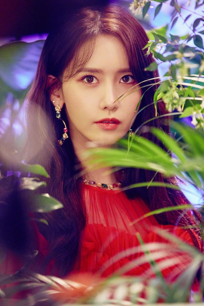 YoonA là nữ thần tượng duy nhất của thế hệ thứ 2 lọt vào bảng xếp hạng. Dù hiện tại cô tập trung đóng phim mà ít hoạt động ca hát nhưng vẻ đẹp của thành viên nhóm SNSD vẫn được đàn em yêu thích.