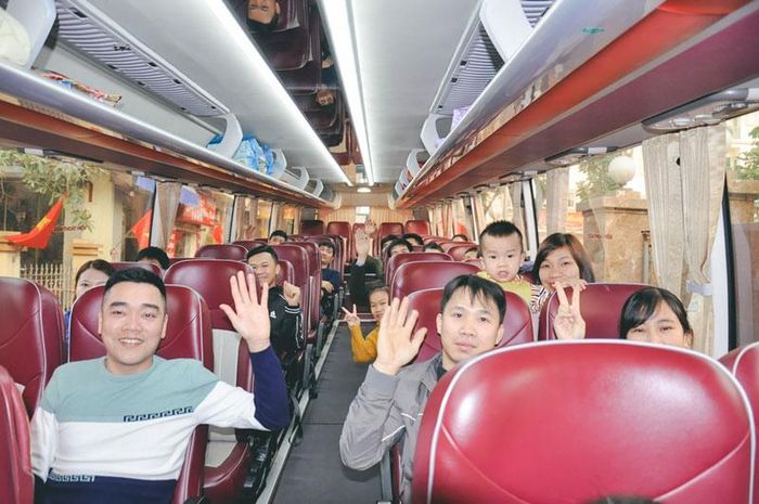 Trên những chuyến xe sum vầy, các cán bộ công nhân viên người lao động cùng người thân đã nhận được những món quà lì xì năm mới của Ban lãnh đạo Công ty
