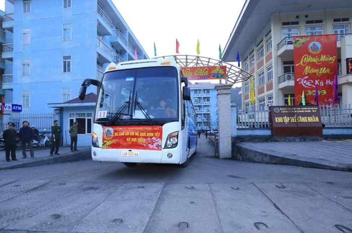 Dịp Tết năm nay, Công ty Than Quang Hanh đã bố trí 11 xe ô tô khách chất lượng cao đưa 462 công nhân lao động cùng gia đình của những thợ mỏ về quê ăn Tết