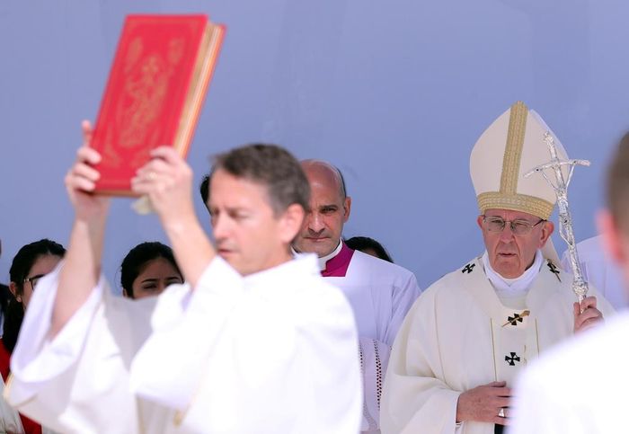 "Chúa ở bên những người tìm kiếm hòa bình", Giáo hoàng phát biểu vào ngày 4/2. Ảnh: Reuters.