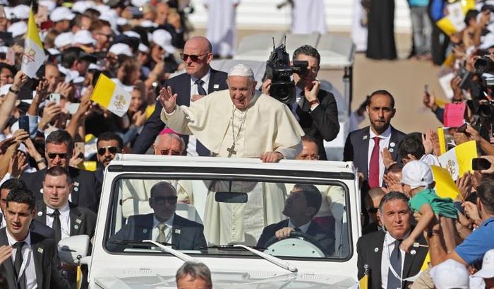 Những tiếng hô vang "Viva il Papa" và "We love you!" ngay lập tức vang lên dồn dập bên trong sân vận động Zayed Sports City, nơi diễn ra buổi thánh lễ. Ước tính có khoảng 135.000 người có mặt tại buổi lễ này. Ảnh: AFP.