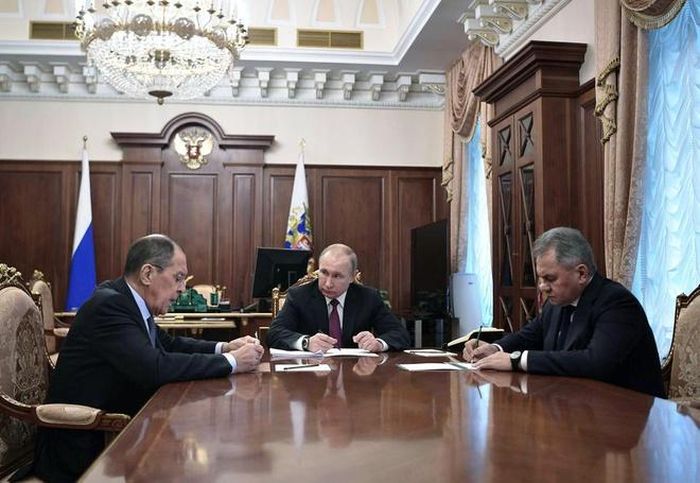 Ngoại trưởng Sergei Lavrov, Tổng thống Vladimir Putin và Bộ trưởng Quốc phòng Sergei Shoigu trong một cuộc gặp tại điện Kremlin vào ngày 2/2. Ảnh: Reuters.