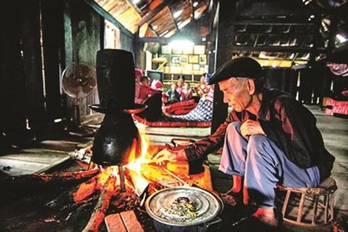  Người Thái quan niệm, củi có bền chặt, than có đỏ hồng mãi thì tình cảm gia đình mới vững chắc