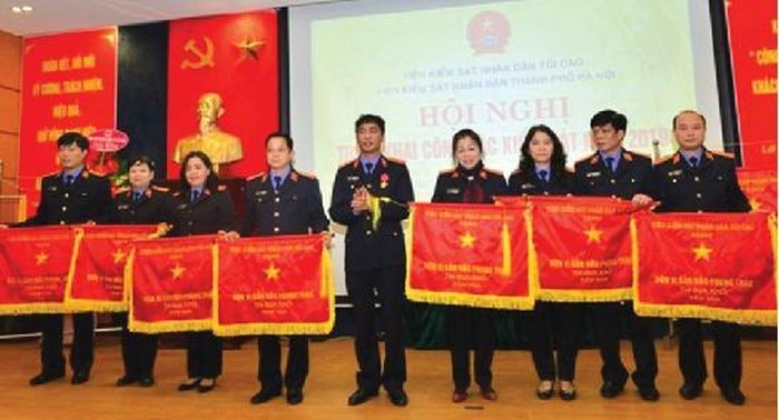 Viện trưởng VKSND TP. Hà Nội Nguyễn Duy Giảng trao Cờ thi đua của ngành KSND tặng các tập thể thuộc VKSND TP. Hà Nội. 