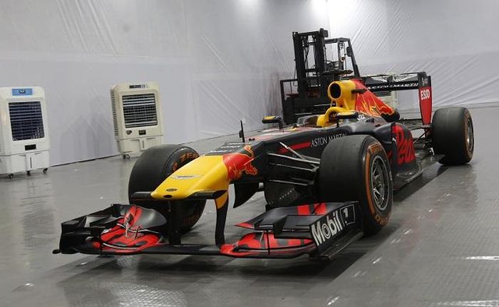Mẫu xe đua F1 được trưng bày tại Hà Nội.