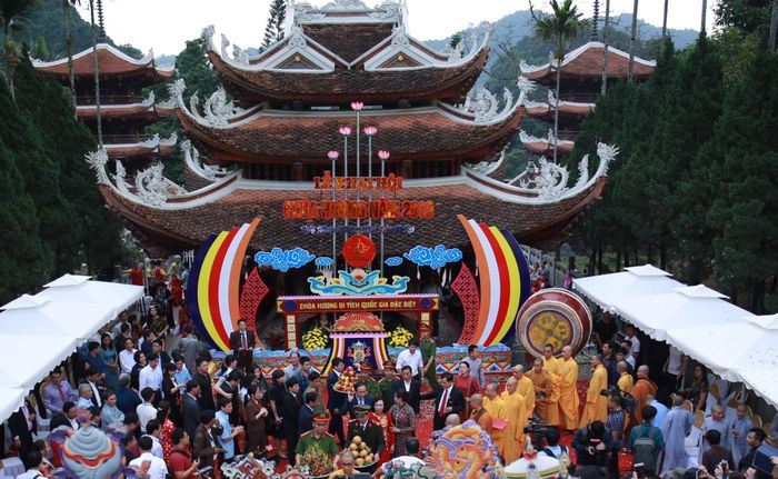 Sân Thiên Trù trong ngày khai hội chùa Hương 2019