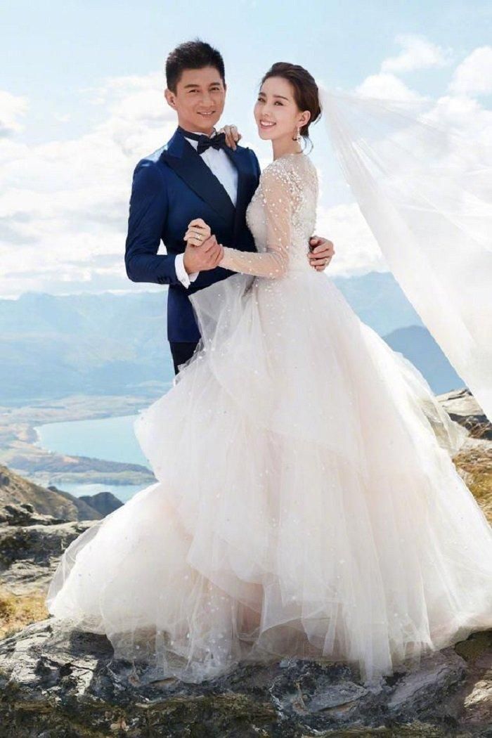  Bén duyên từ "Bộ bộ kinh tâm", vợ chồng Lưu Thi Thi - Ngô Kỳ Long được xem là một trong những cặp đôi đẹp của showbiz Hoa ngữ. Trái với cái kết buồn trong phim, Lưu Thi Thi - Ngô Kỳ Long ngoài đời lại có thể nên duyên vợ chồng khiến fan thích thú. Kết hôn gần 4 năm, Lưu Thi Thi hiện mang thai 6 tháng, Ngô Kỳ Long chứng minh mình là "chồng nhà người ta" khi chi 6,6 triệu NST (22,5 tỷ đồng) để trang hoàng nhà mới, chuẩn bị đón con đầu lòng. 